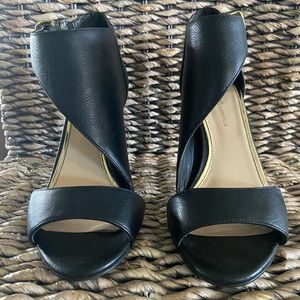 BCBGeneration Black Pumps
